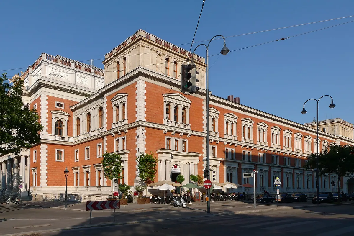 The Börse palace on the Ringstraße from the corner, with brick-red walls, white stone frames and a raised corner block